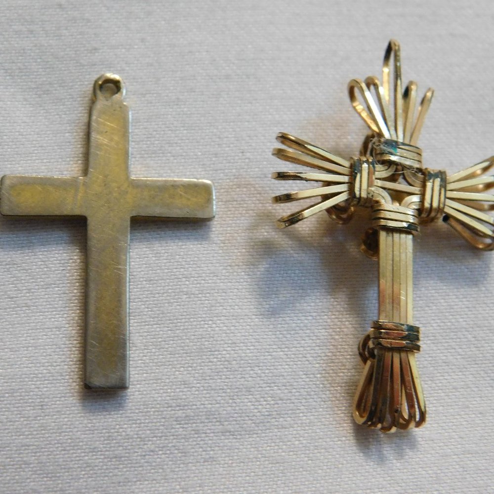 Vintage Gold Tone Color Crucifix Cross Pendants LOT OF 2 - Picture 4 of 4